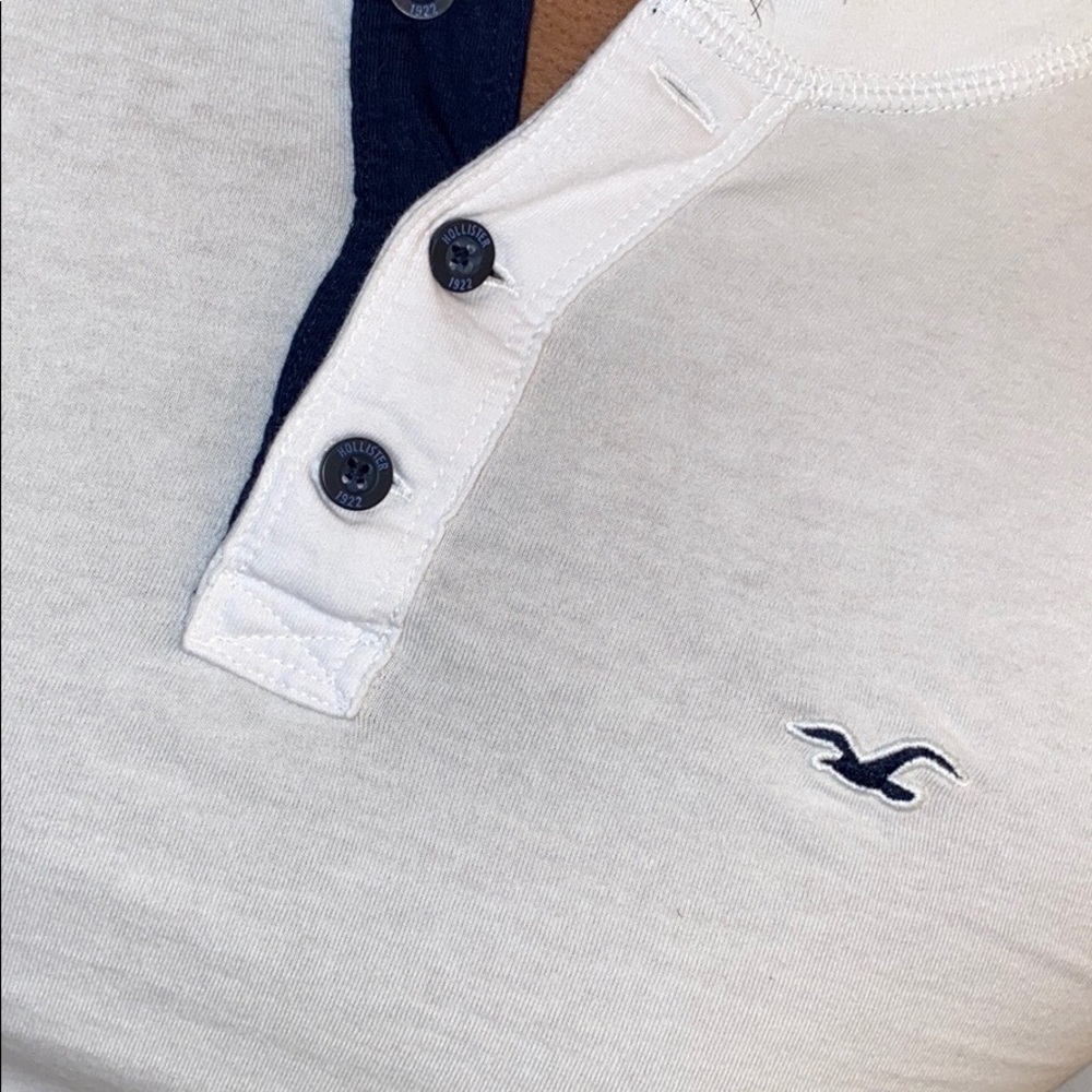 Hollister Must-Have Henley Men’s T-Shirt - Picture 3 of 5